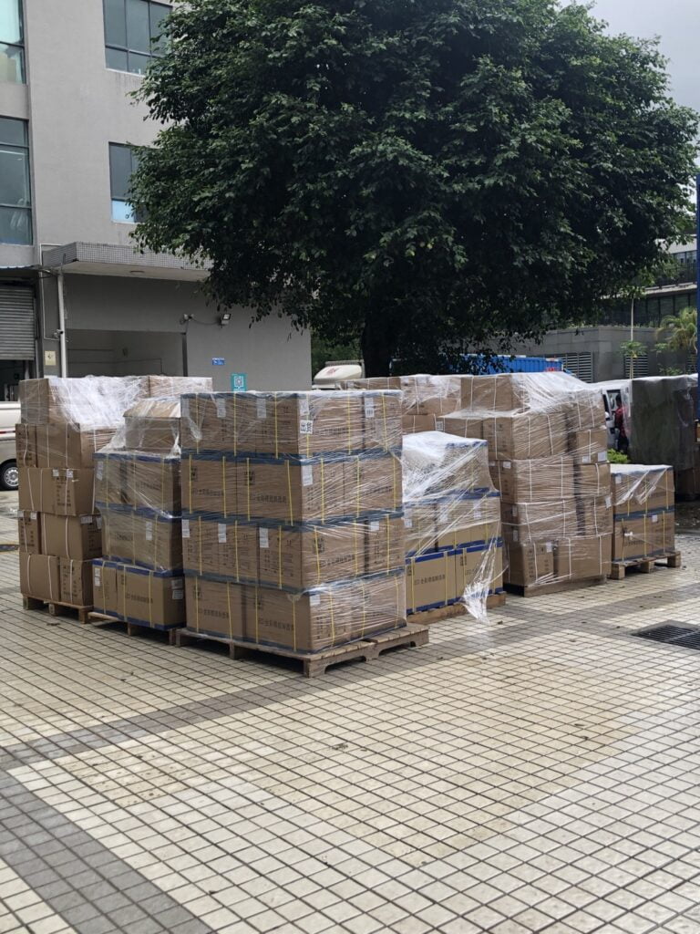 Loading container…in raining… - News - 2