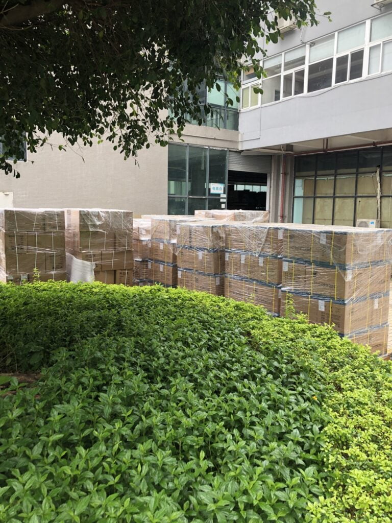 Loading container…in raining… - News - 3