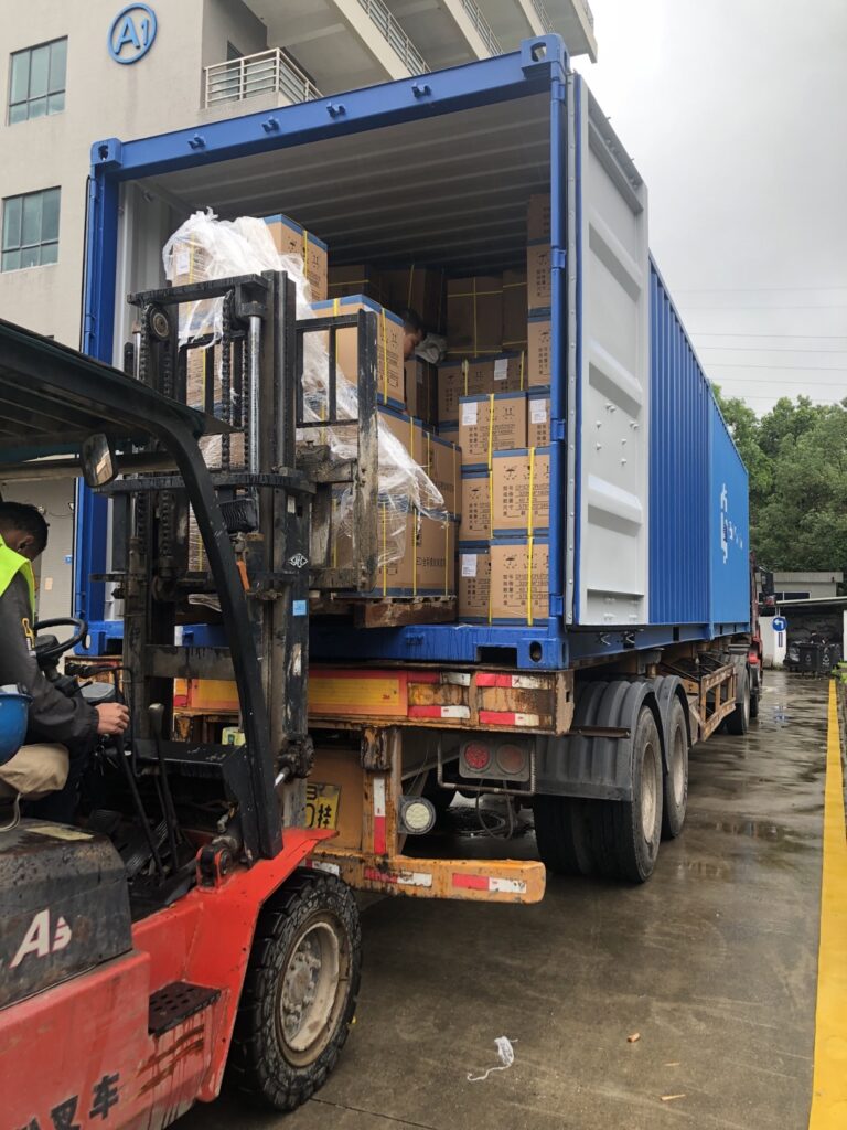 Loading container…in raining… - News - 5