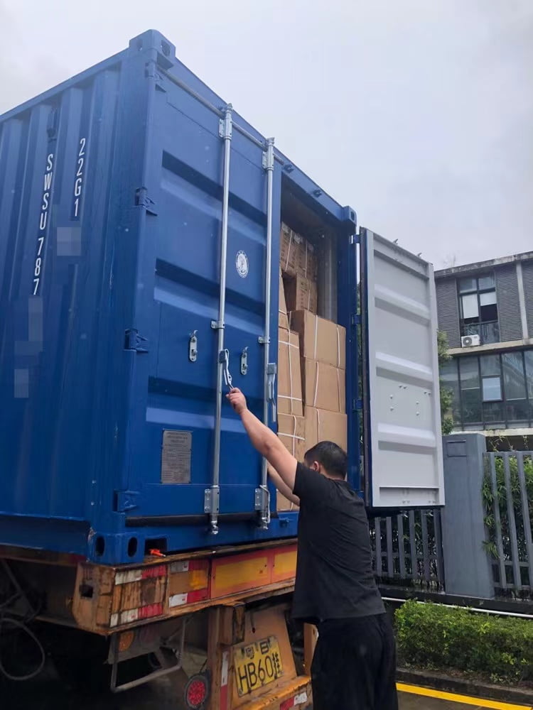 Loading container…in raining… - News - 7
