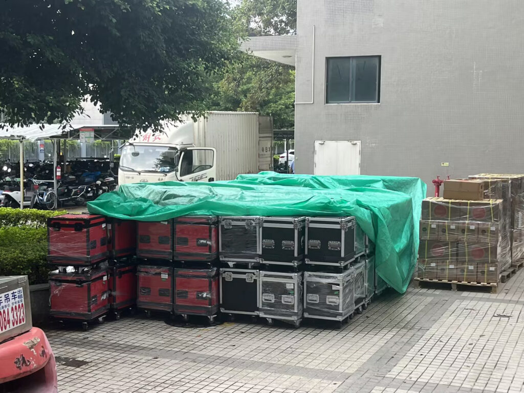 LED video display loading a container...... - News - 3